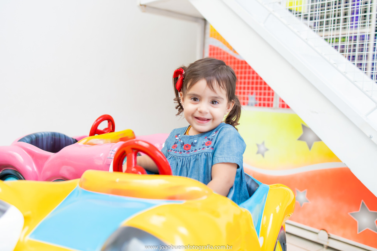 Buffet Zappteen em Bauru, decoração Os descendentes, fotógrafo em Bauru, João Bueno Fotografia, bebê brincando de dirigir