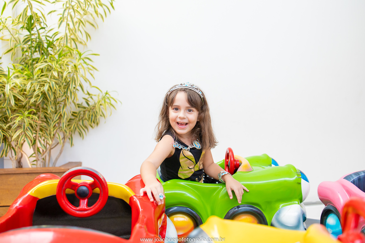 Buffet Zappteen em Bauru, decoração Os descendentes, fotógrafo em Bauru, João Bueno Fotografia, menina brincando de dirigir