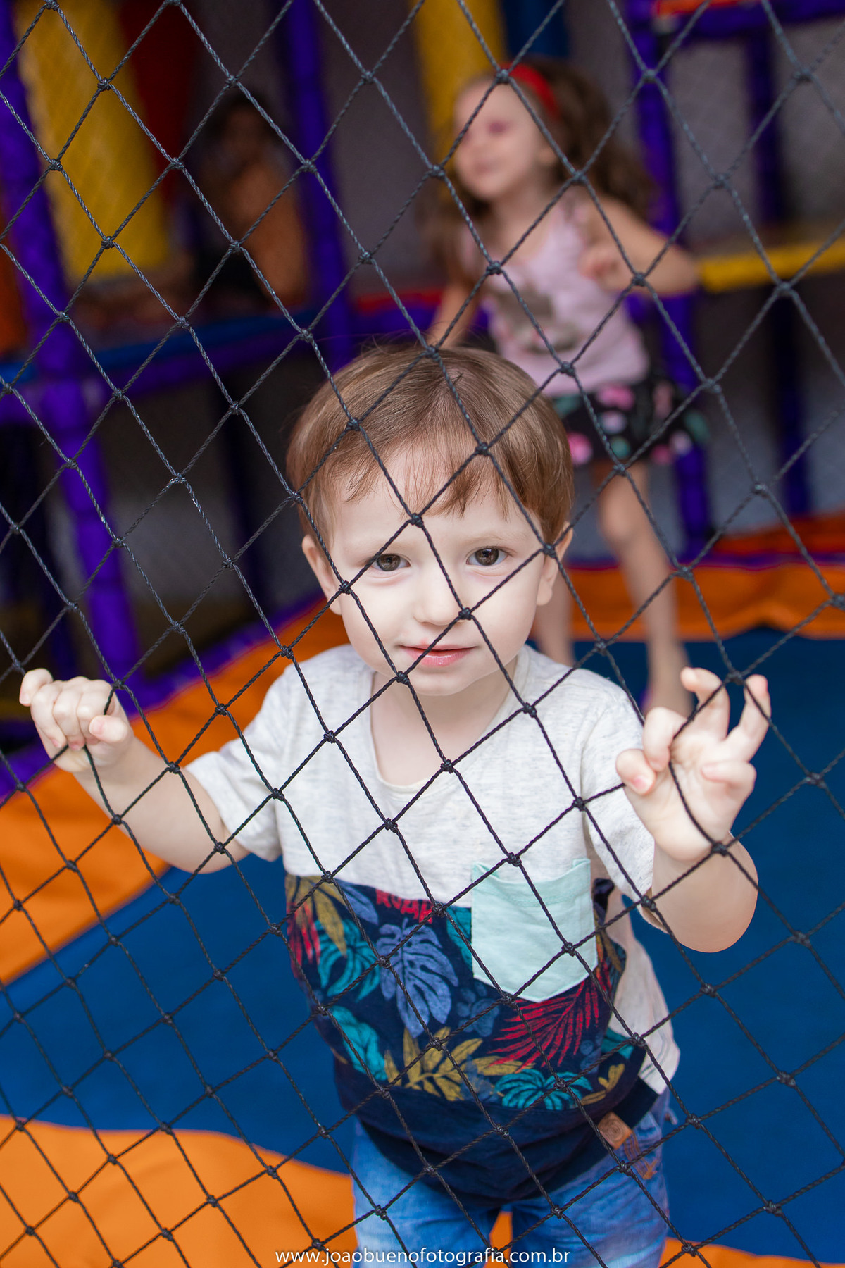 Buffet Zappteen em Bauru, decoração Os descendentes, fotógrafo em Bauru, João Bueno Fotografia, menino brincando na cama elástica