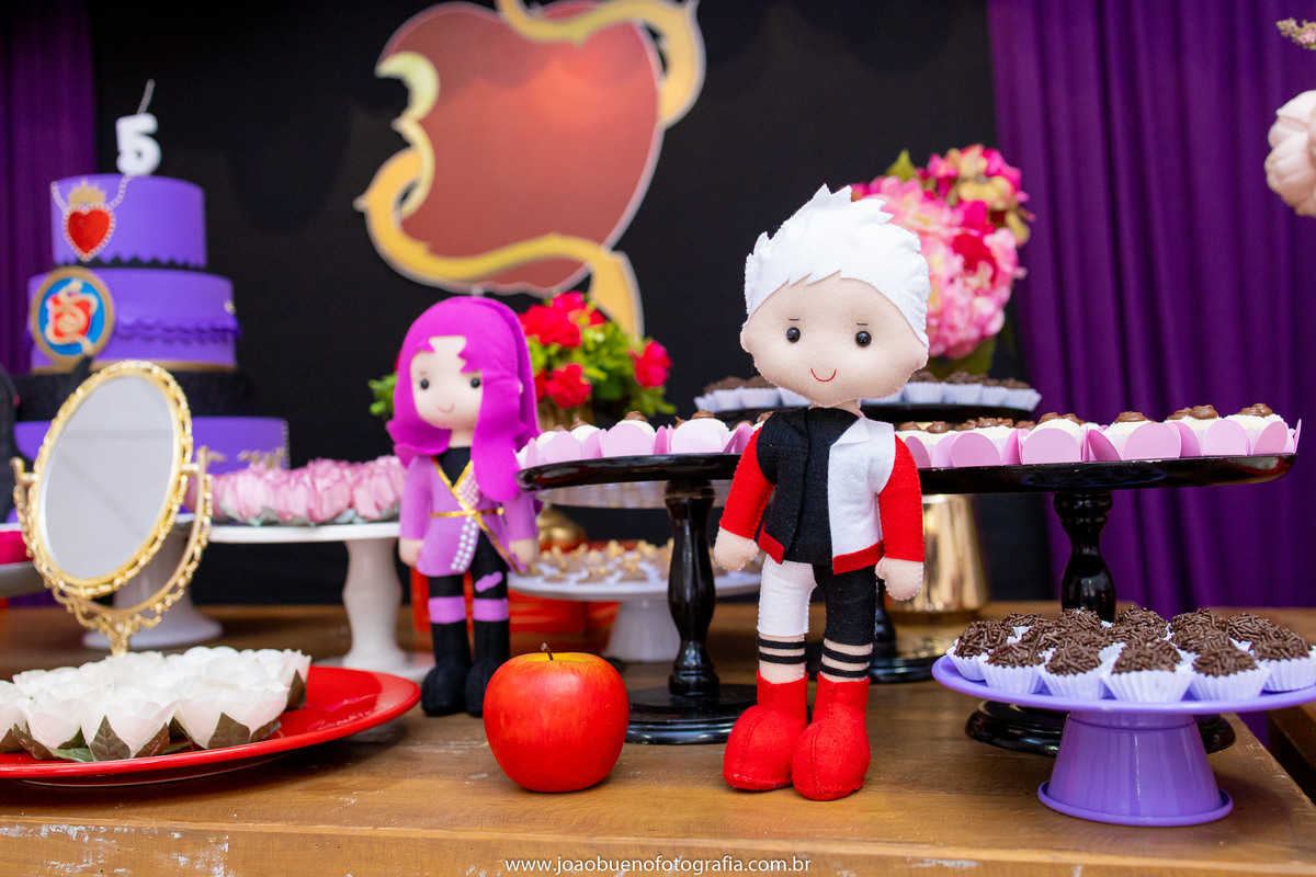 Buffet Zappteen em Bauru, decoração Os descendentes, fotógrafo em Bauru, João Bueno Fotografia, boneco em feltro os descendentes 