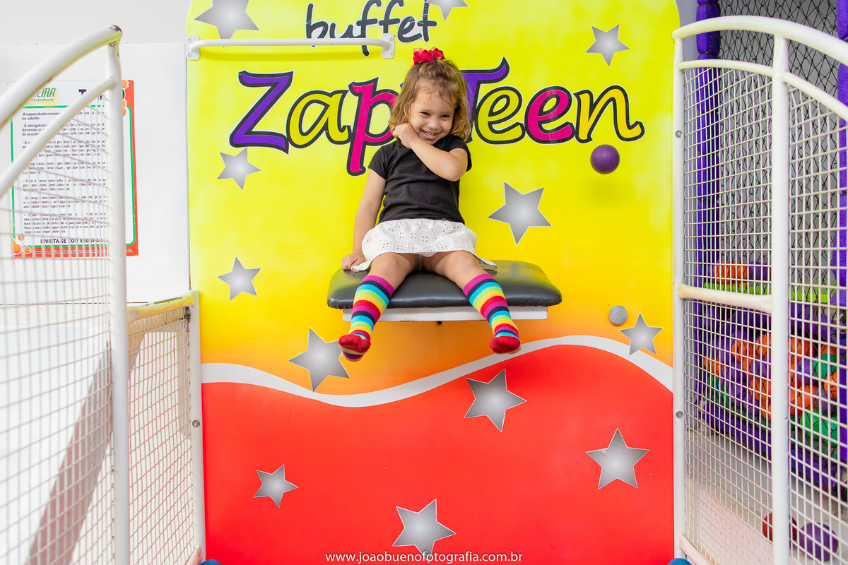 Buffet Zappteen em Bauru, decoração Os descendentes, fotógrafo em Bauru, João Bueno Fotografia, bebê brincando no tombo legal