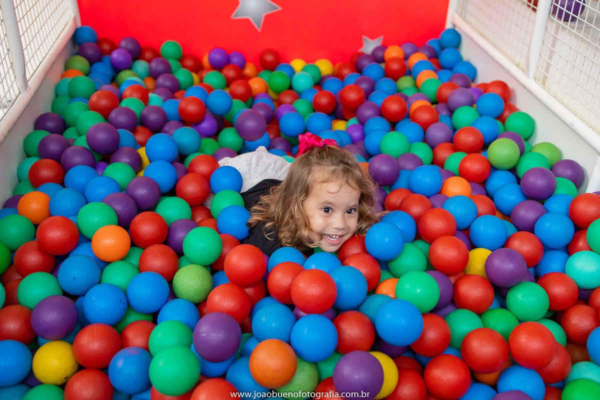 Buffet Zappteen em Bauru, decoração Os descendentes, fotógrafo em Bauru, João Bueno Fotografia, bebê caindo no tombo legal