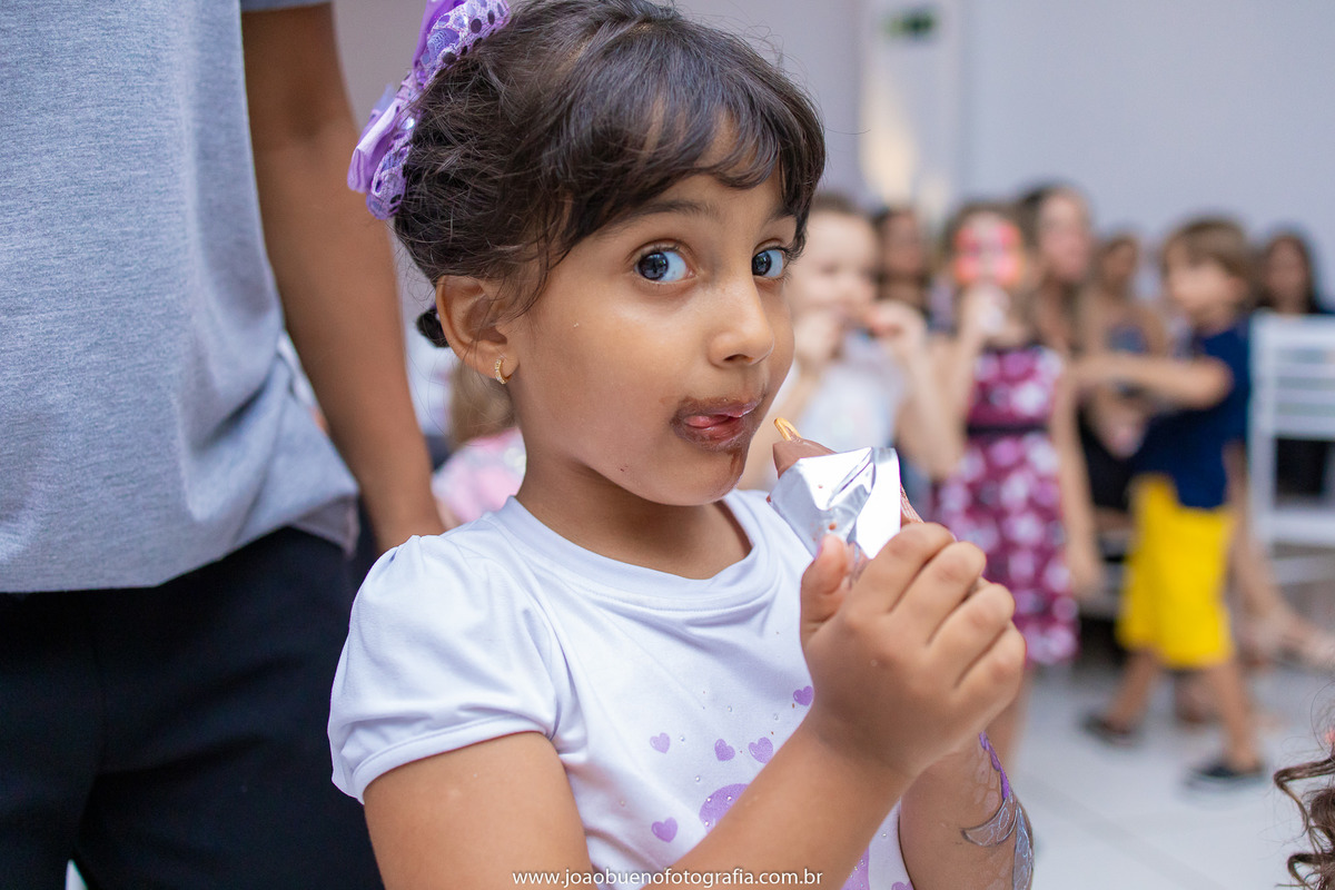 Buffet Zappteen em Bauru, decoração Os descendentes, fotógrafo em Bauru, João Bueno Fotografia, criança comendo picolé