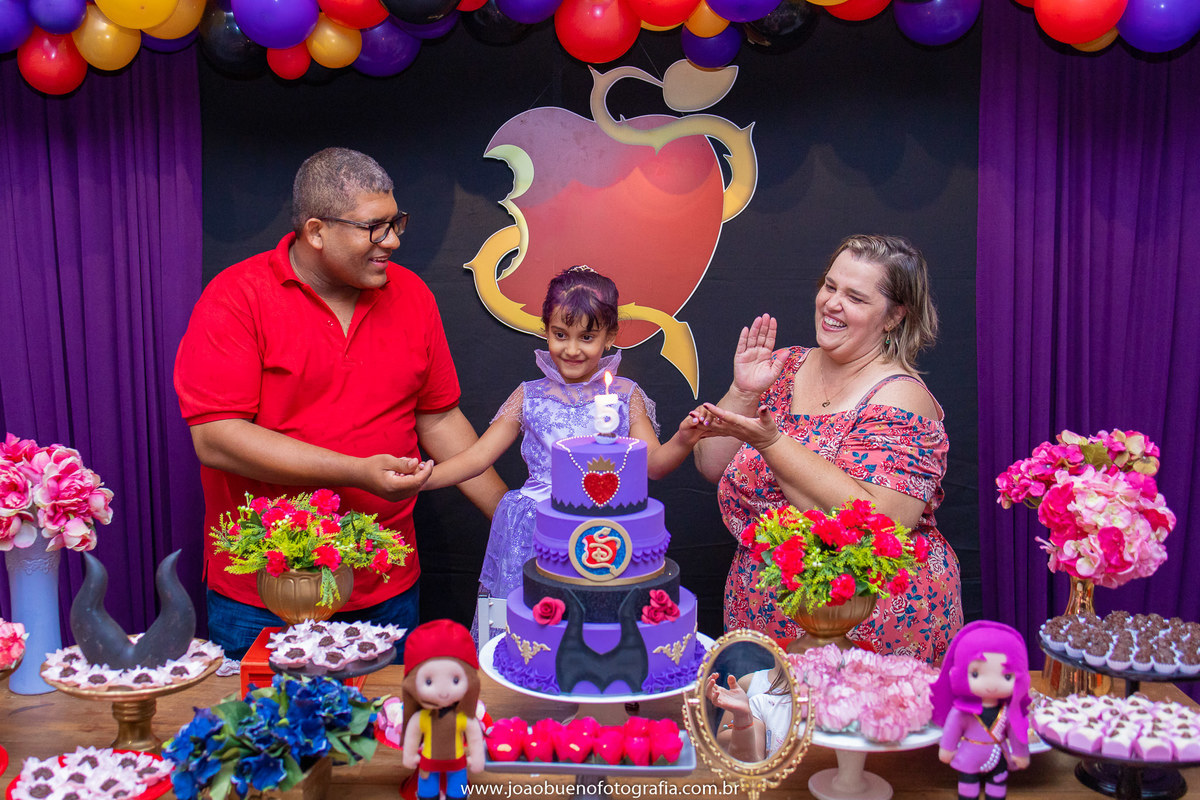 Buffet Zappteen em Bauru, decoração Os descendentes, fotógrafo em Bauru, João Bueno Fotografia, família cantando parabéns