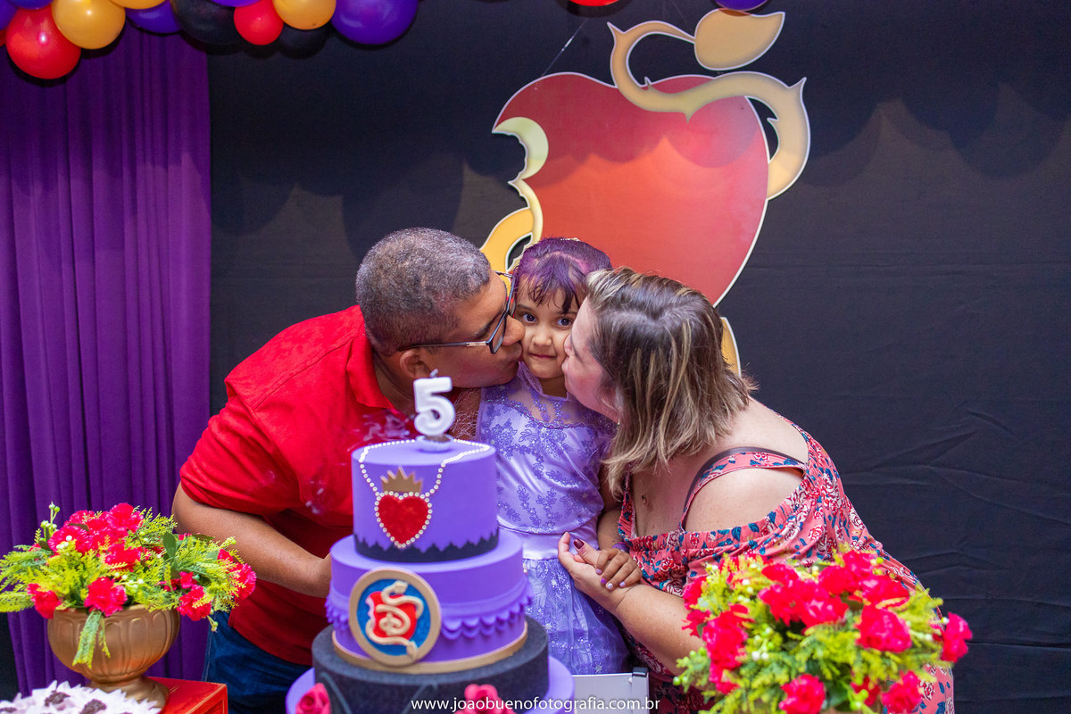 Buffet Zappteen em Bauru, decoração Os descendentes, fotógrafo em Bauru, João Bueno Fotografia, família beijando aniversariante 