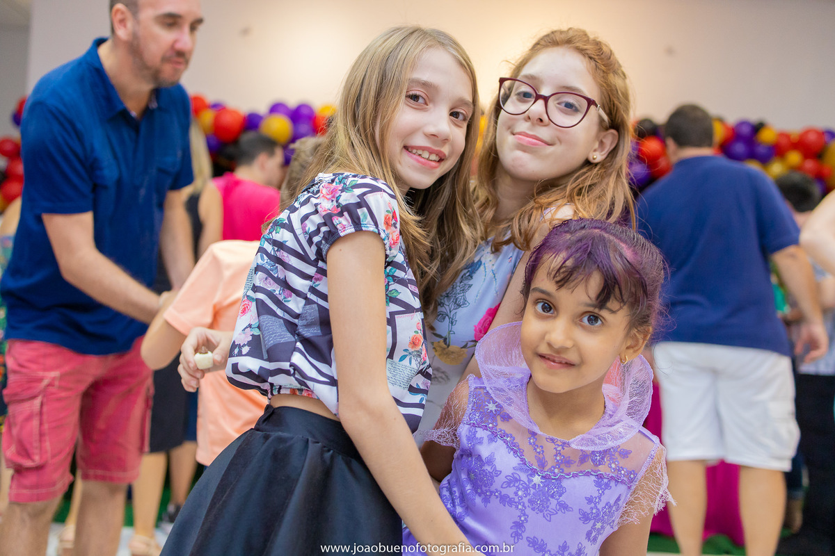 Buffet Zappteen em Bauru, decoração Os descendentes, fotógrafo em Bauru, João Bueno Fotografia, aniversariante e amigas