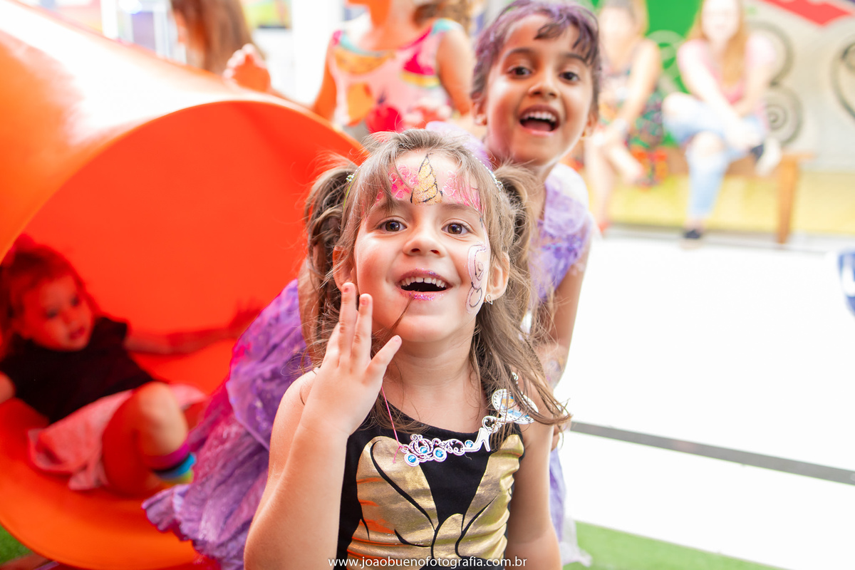Buffet Zappteen em Bauru, decoração Os descendentes, fotógrafo em Bauru, João Bueno Fotografia, amigas descendo do escorregador