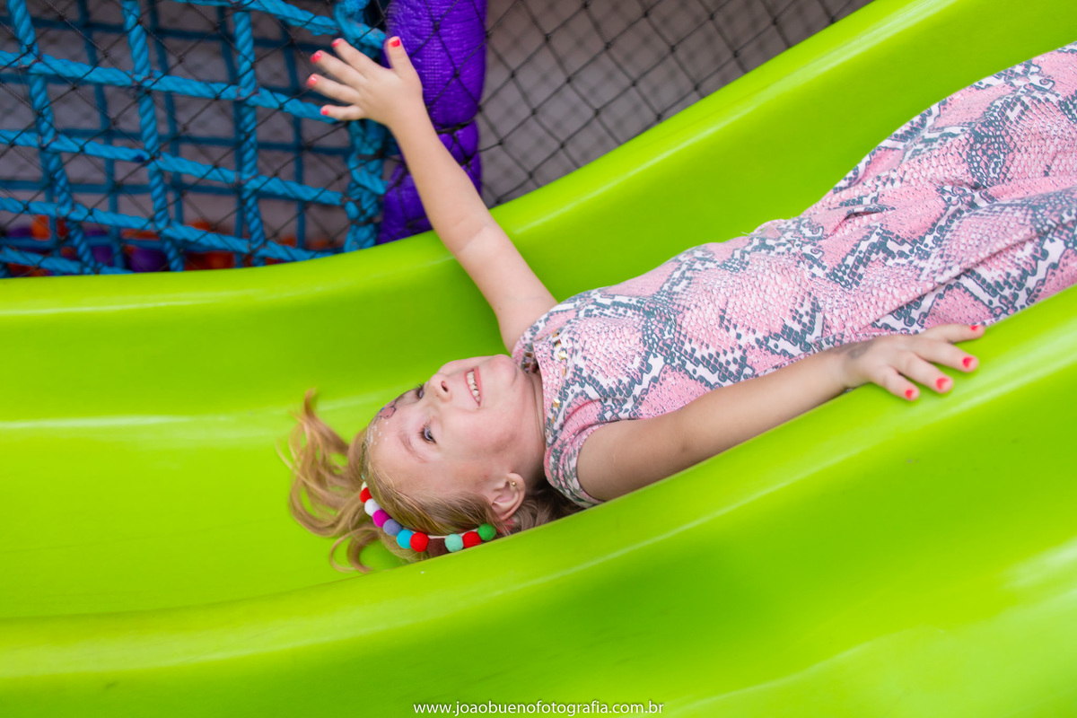 Buffet Zappteen em Bauru, decoração Os descendentes, fotógrafo em Bauru, João Bueno Fotografia, amiga brincando no escorregador