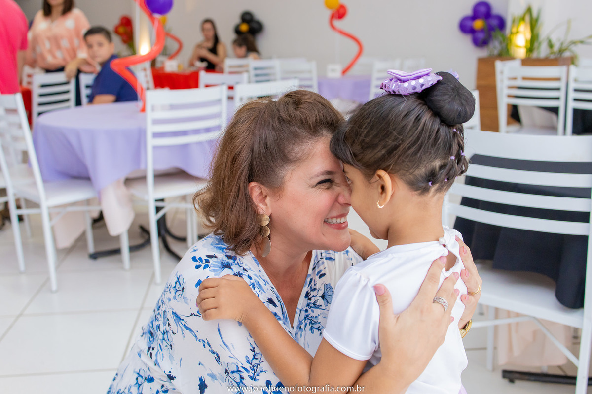 Buffet Zappteen em Bauru, decoração Os descendentes, fotógrafo em Bauru, João Bueno Fotografia, tia abraçando sobrinha