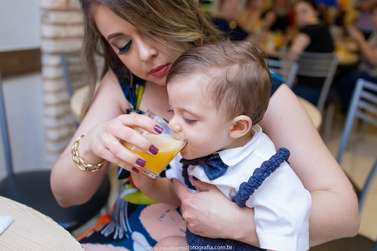 Looping buffet infantil em bauru, decoração circo. fotógrafo em bauru, joão bueno fotografia, criança bebendo suco