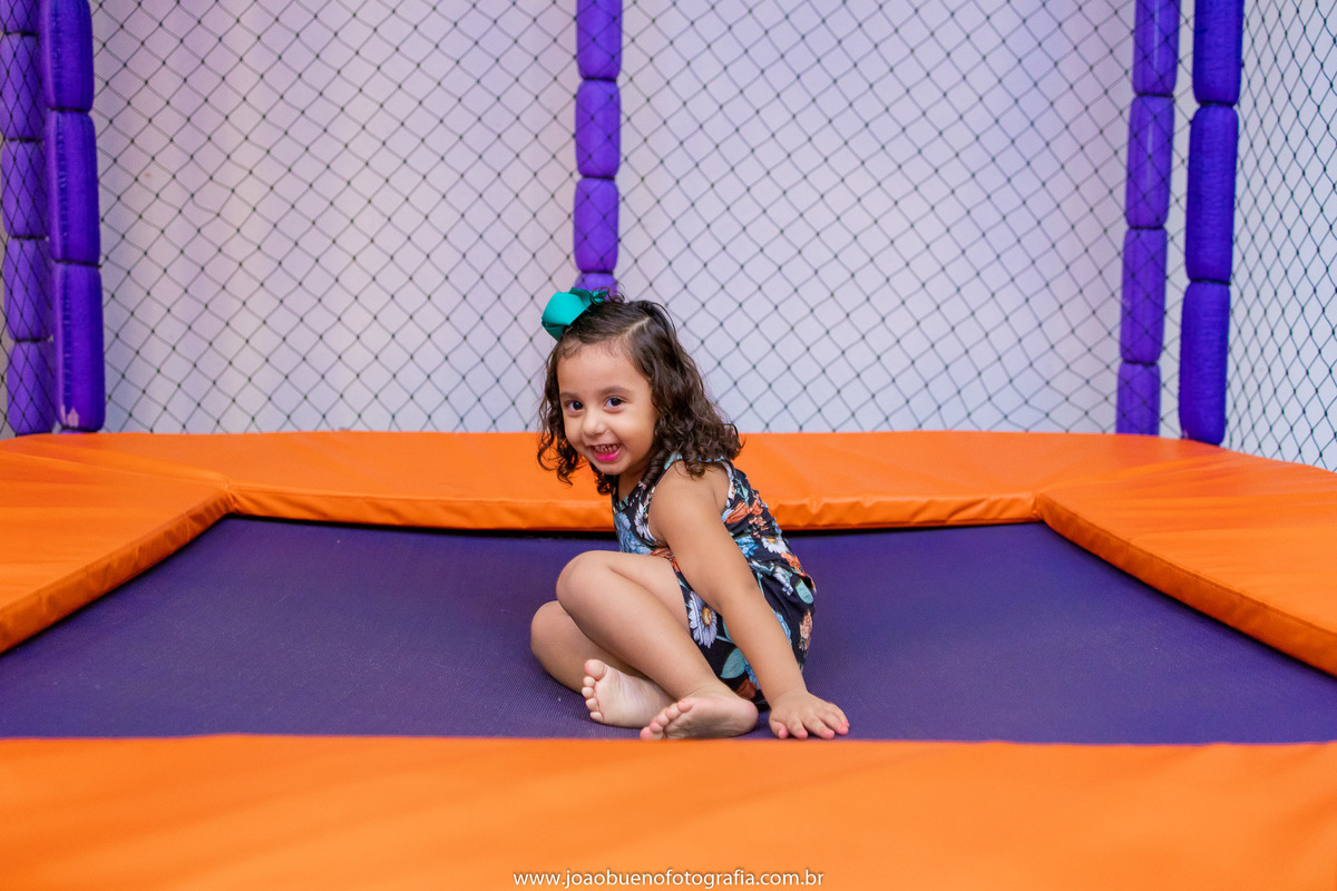 Looping buffet infantil em bauru, decoração circo. fotógrafo em bauru, joão bueno fotografia, criança brincando no pula pula