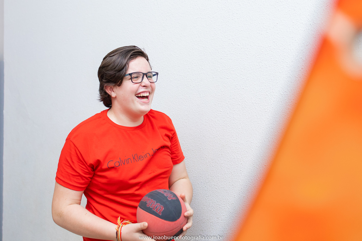 Looping buffet infantil em bauru, decoração circo. fotógrafo em bauru, joão bueno fotografia, adulto brincando de basquete