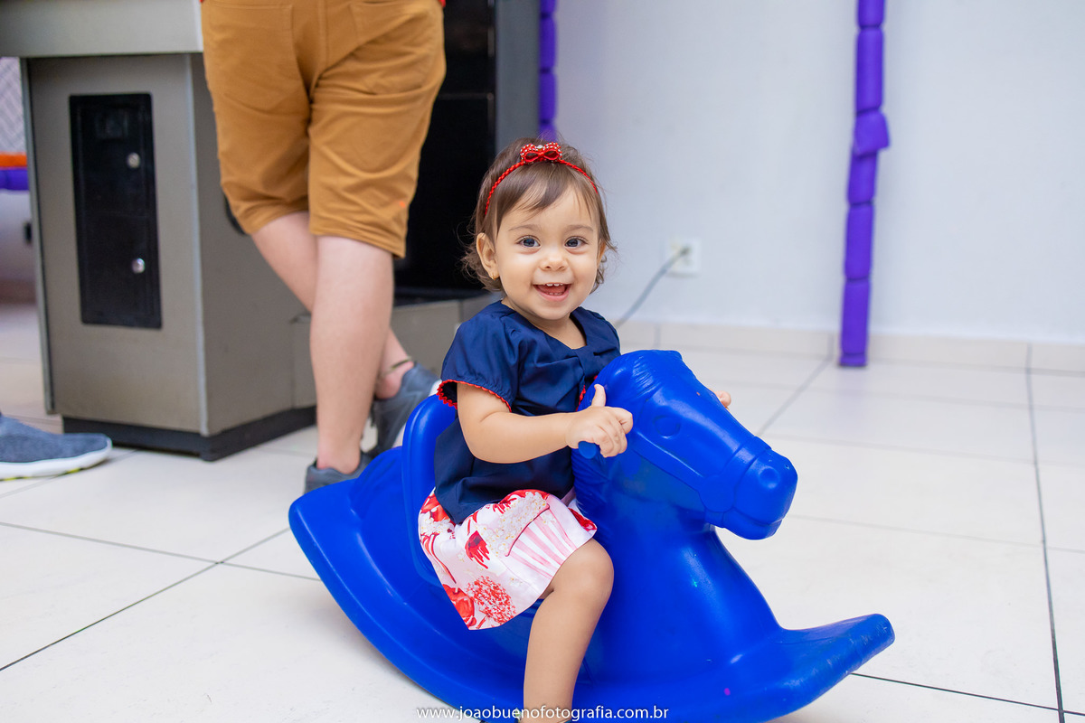 Looping buffet infantil em bauru, decoração circo. fotógrafo em bauru, joão bueno fotografia, menina brincando de cavalinho