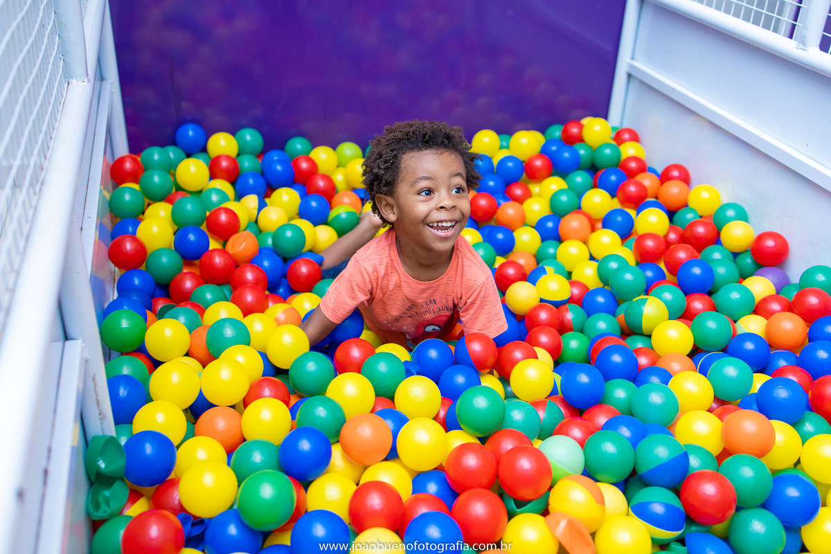 Looping buffet infantil em bauru, decoração circo. fotógrafo em bauru, joão bueno fotografia, menino caindo do tombo legal
