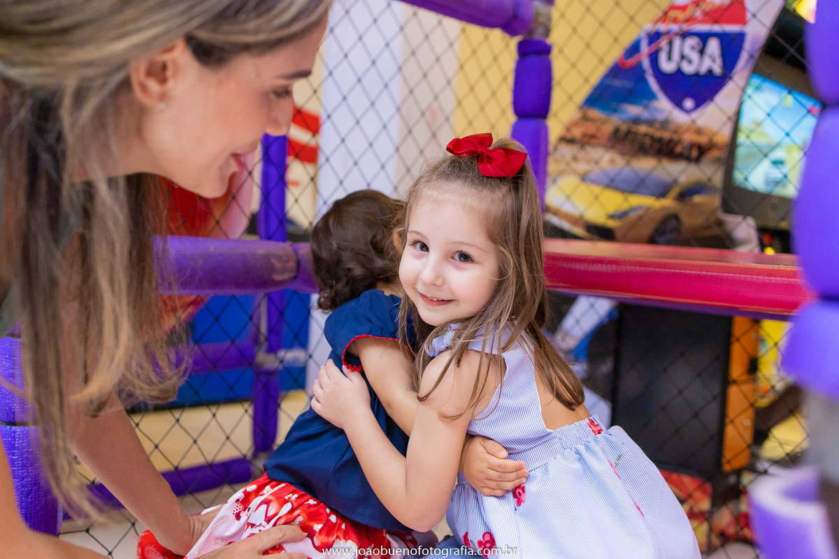 Looping buffet infantil em bauru, decoração circo. fotógrafo em bauru, joão bueno fotografia, amigos se abraçando