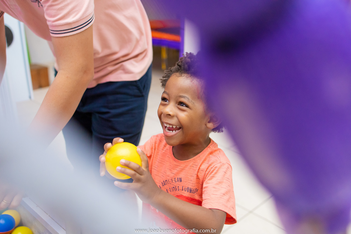 Looping buffet infantil em bauru, decoração circo. fotógrafo em bauru, joão bueno fotografia, criança brincando de bolinha