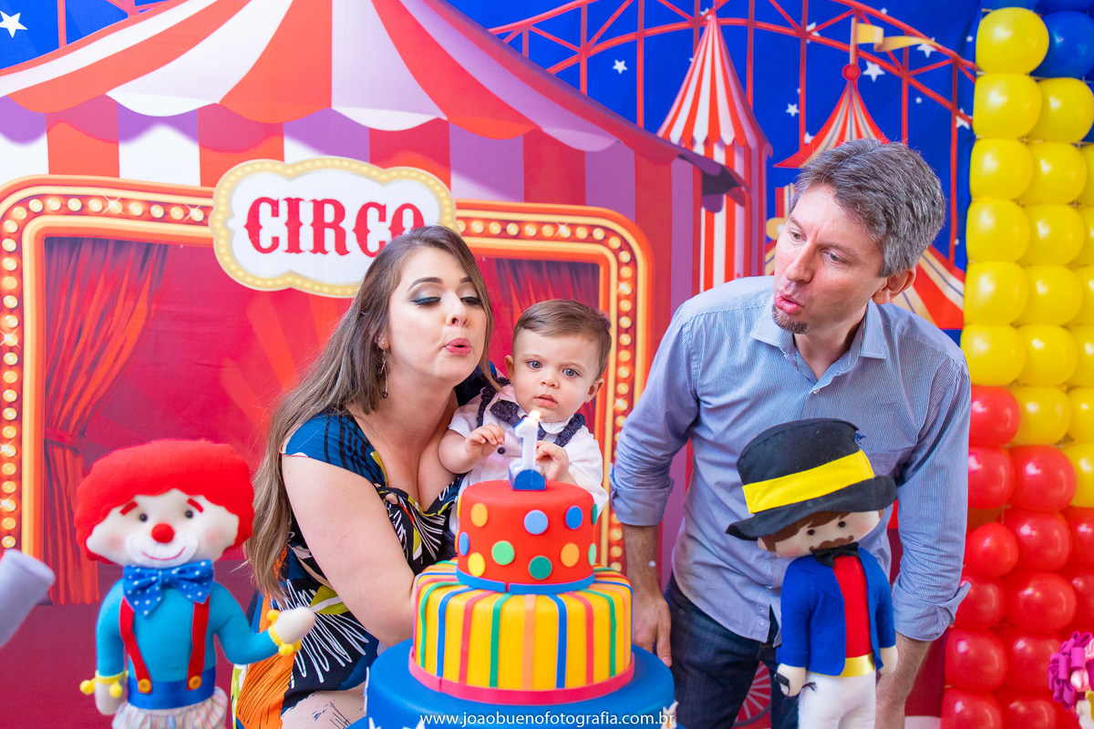 Looping buffet infantil em bauru, decoração circo. fotógrafo em bauru, joão bueno fotografia, família assoprando as velinhas