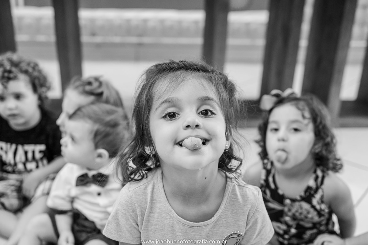 Looping buffet infantil em bauru, decoração circo. fotógrafo em bauru, joão bueno fotografia, crianças mostrando a lingua