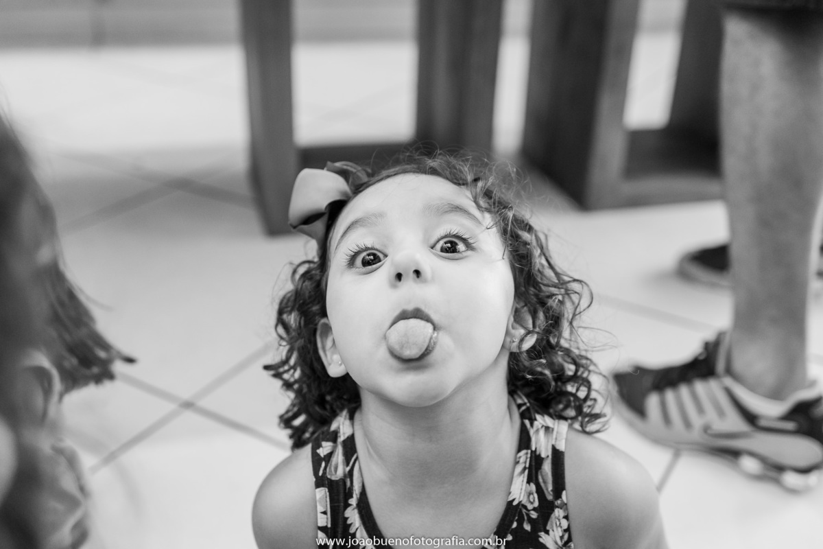 Looping buffet infantil em bauru, decoração circo. fotógrafo em bauru, joão bueno fotografia, menina mostrando a língua