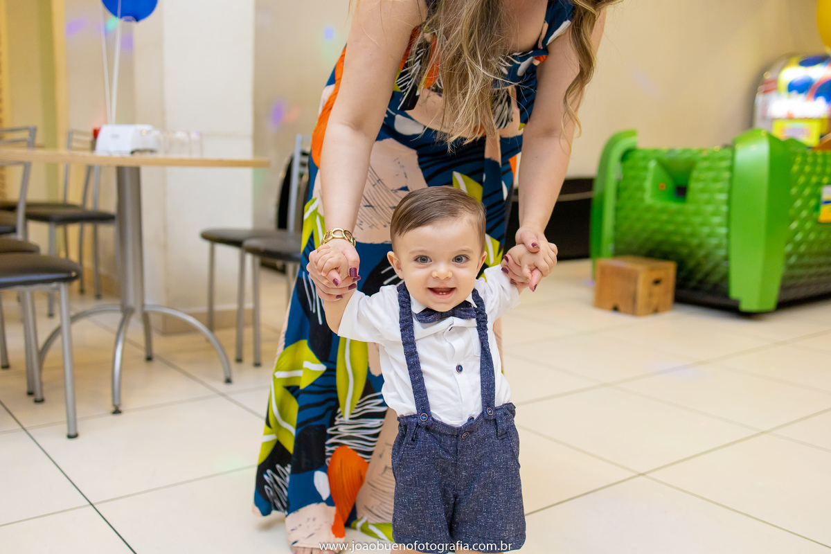 Looping buffet infantil em bauru, decoração circo. fotógrafo em bauru, joão bueno fotografia, mãe e filho andando