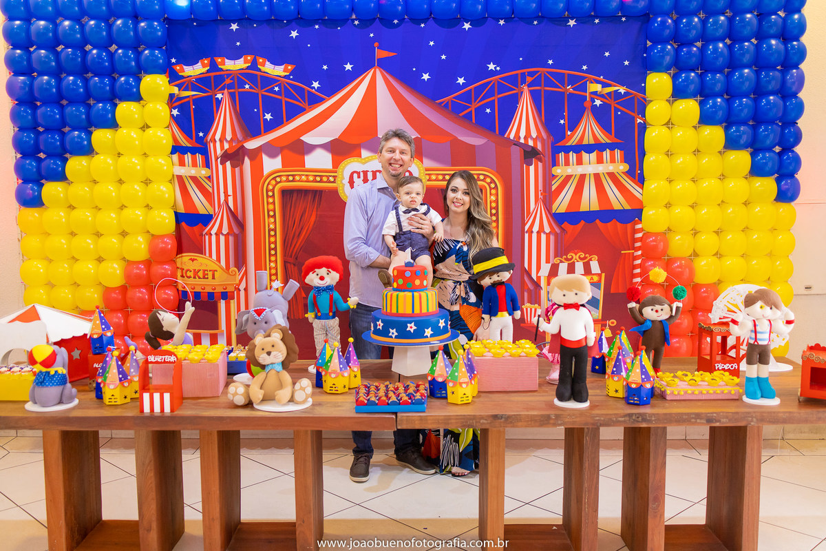 Looping buffet infantil em bauru, decoração circo. fotógrafo em bauru, joão bueno fotografia, foto com os pais na mesa do bolo