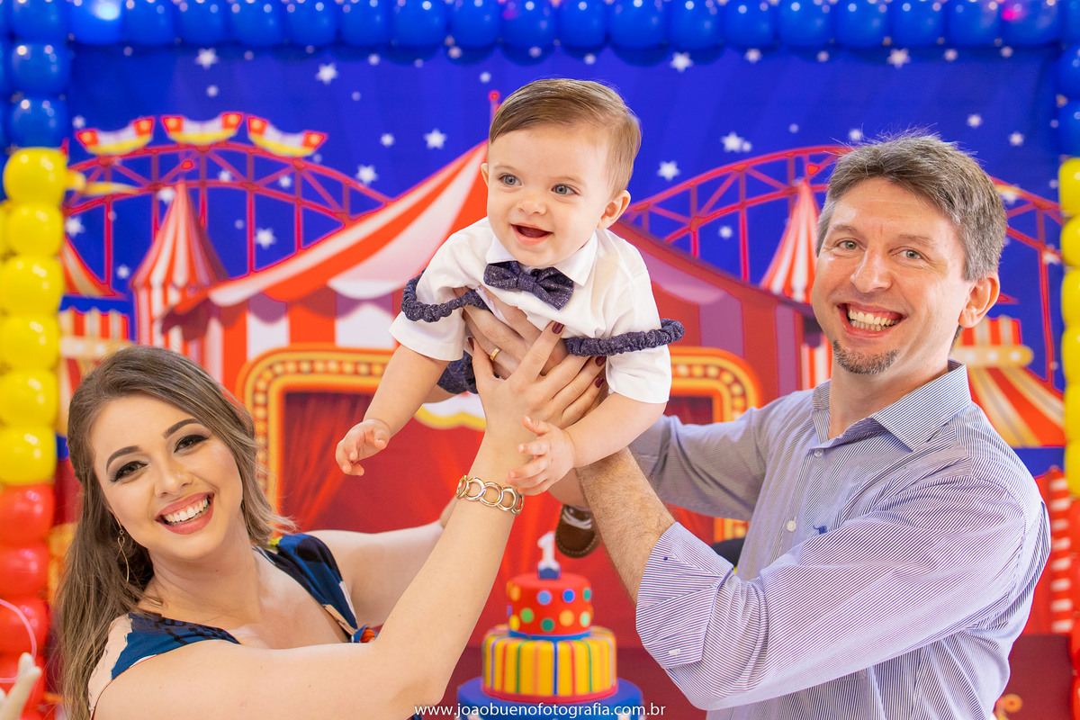 Looping buffet infantil em bauru, decoração circo. fotógrafo em bauru, joão bueno fotografia, pais brincando de aviãozinho em aniversário