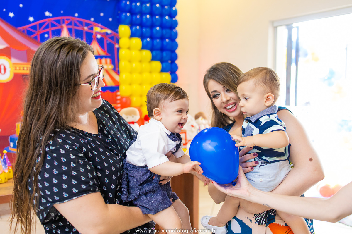 Looping buffet infantil em bauru, decoração circo. fotógrafo em bauru, joão bueno fotografia, primos brincando em aniversário