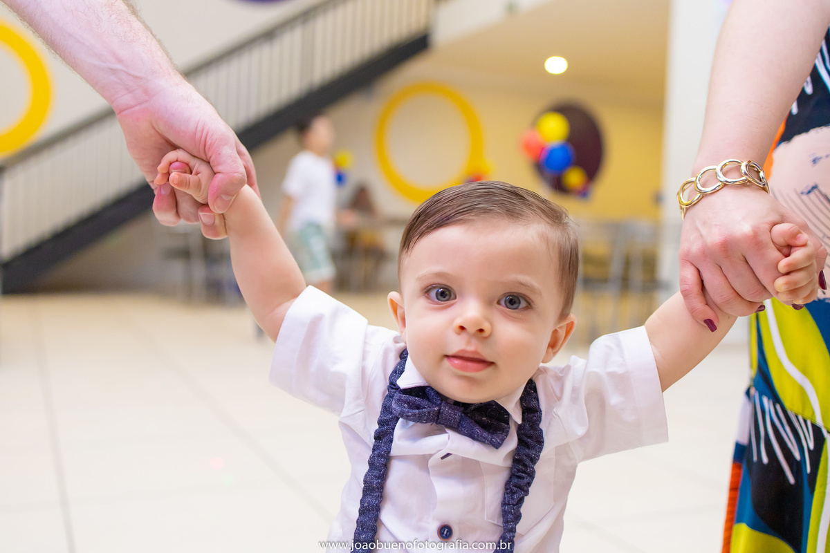 Looping buffet infantil em bauru, decoração circo. fotógrafo em bauru, joão bueno fotografia, pais segurando filho em aniversário