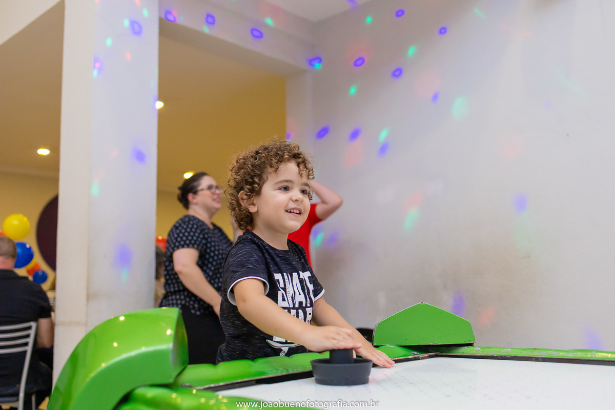 Looping buffet infantil em bauru, decoração circo. fotógrafo em bauru, joão bueno fotografia, criança brincando no air hockey