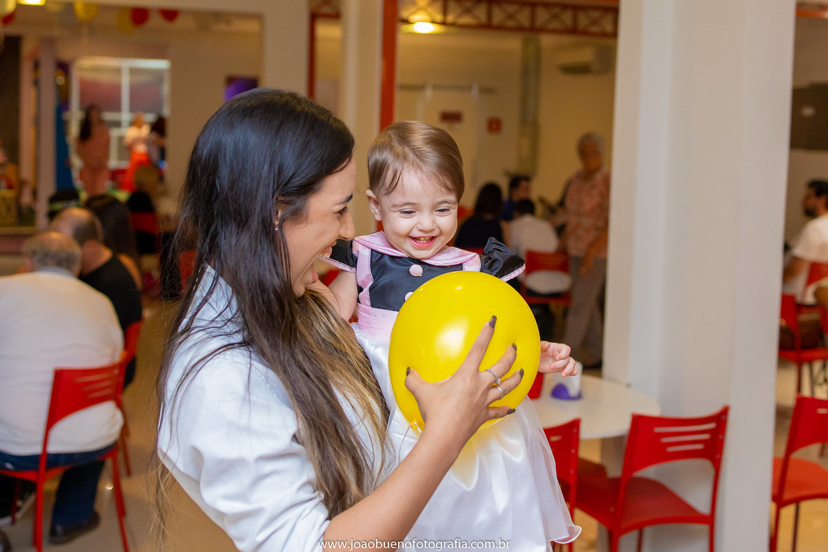 Buffet Que!baderna Bauru, aniversário mundo Bita, decoração mundo bita, joão bueno fotografia, fotógrafo em Bauru, tia e sobrinha brincando de balão