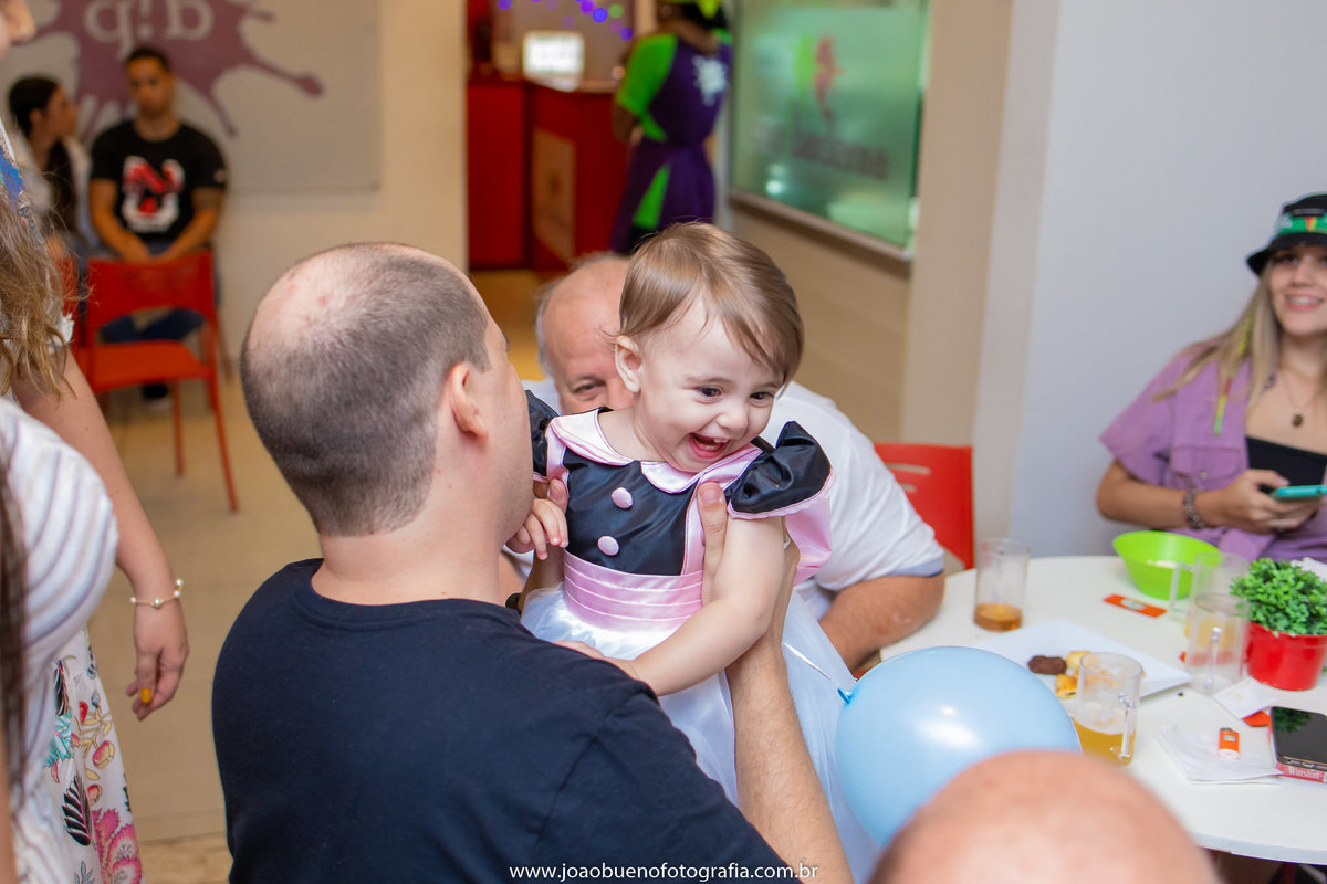 Buffet Que!baderna Bauru, aniversário mundo Bita, decoração mundo bita, joão bueno fotografia, fotógrafo em Bauru, avô brincando com sua neta em aniversário