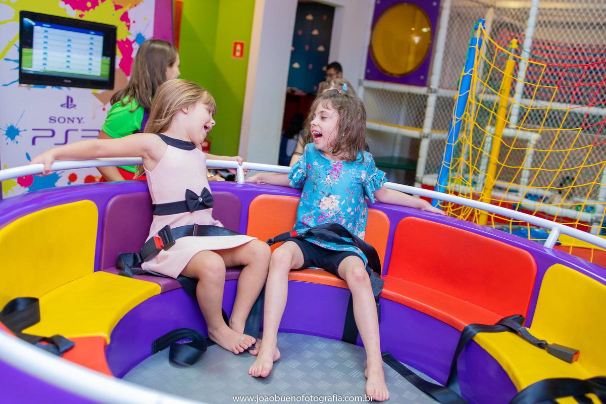 Buffet Que!baderna Bauru, aniversário mundo Bita, decoração mundo bita, joão bueno fotografia, fotógrafo em Bauru, amigas brincando de rodar