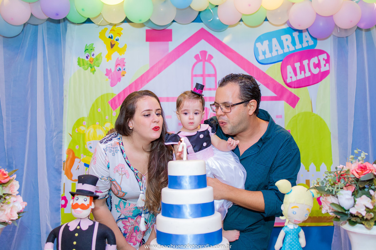 Buffet Que!baderna Bauru, aniversário mundo Bita, decoração mundo bita, joão bueno fotografia, fotógrafo em Bauru, família assoprando a velinha