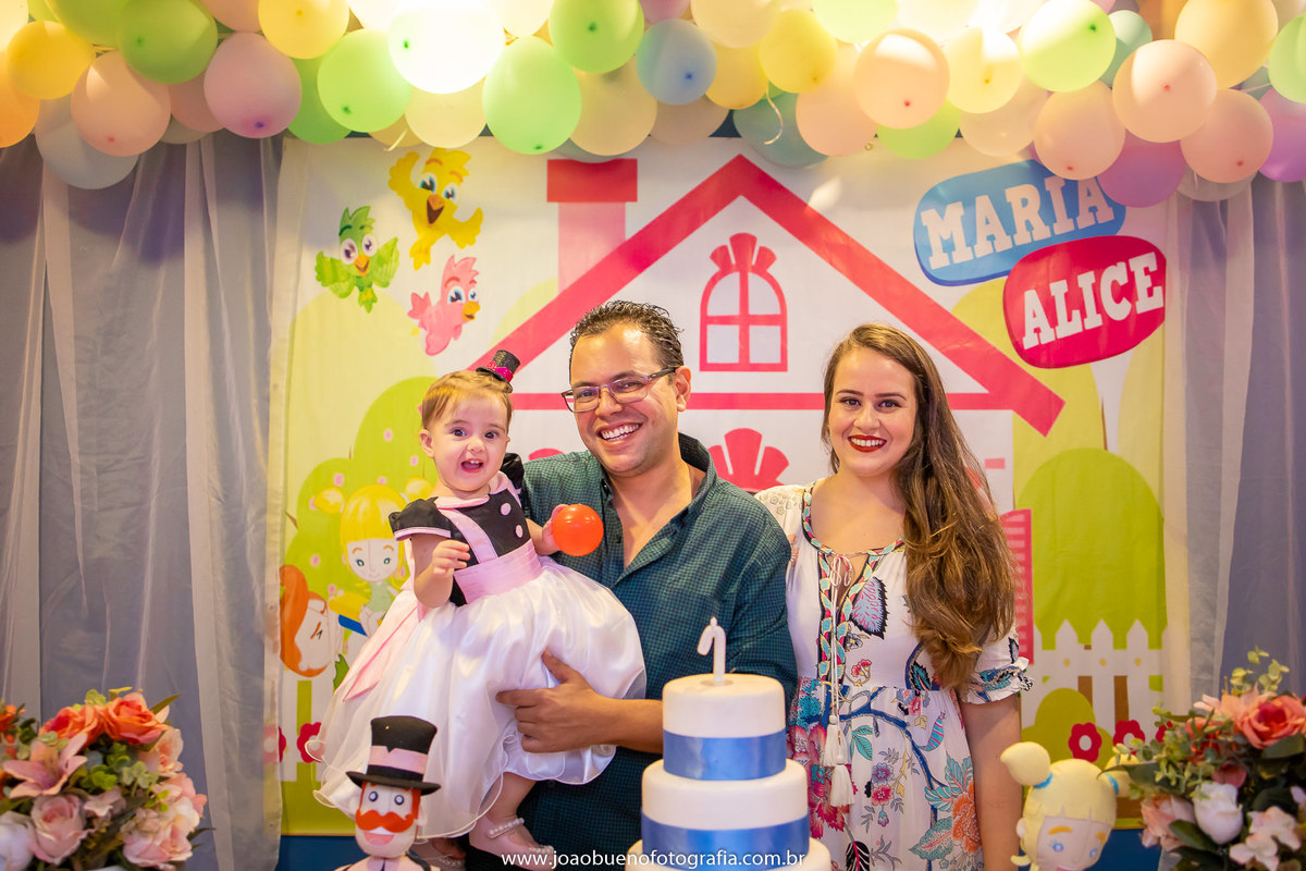 Buffet Que!baderna Bauru, aniversário mundo Bita, decoração mundo bita, joão bueno fotografia, fotógrafo em Bauru, foto com os pais na mesa do bolo