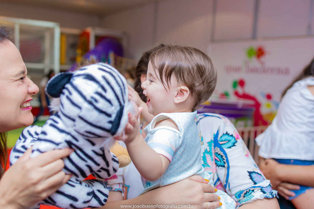 Buffet Que!baderna Bauru, aniversário mundo Bita, decoração mundo bita, joão bueno fotografia, fotógrafo em Bauru, criança brincando de pelúcia