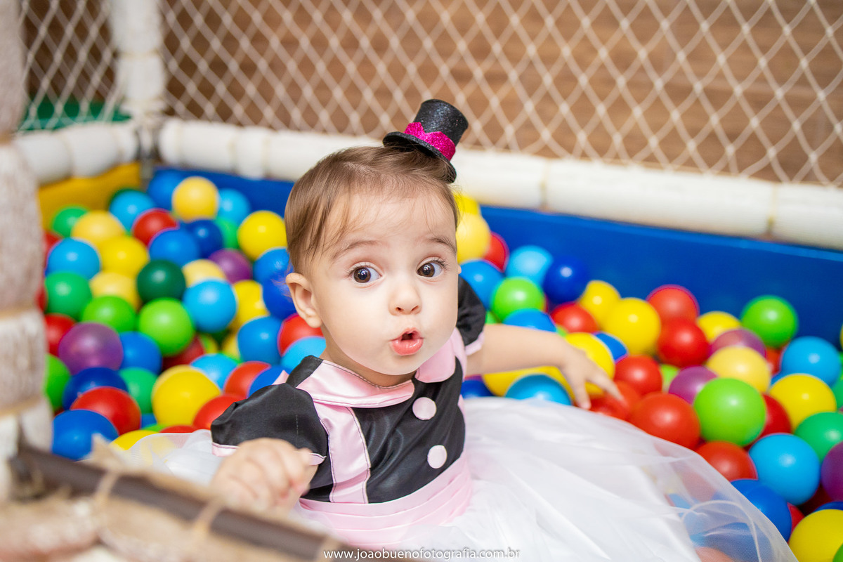 Buffet Que!baderna Bauru, aniversário mundo Bita, decoração mundo bita, joão bueno fotografia, fotógrafo em Bauru, bebê fazendo cara de surpresa