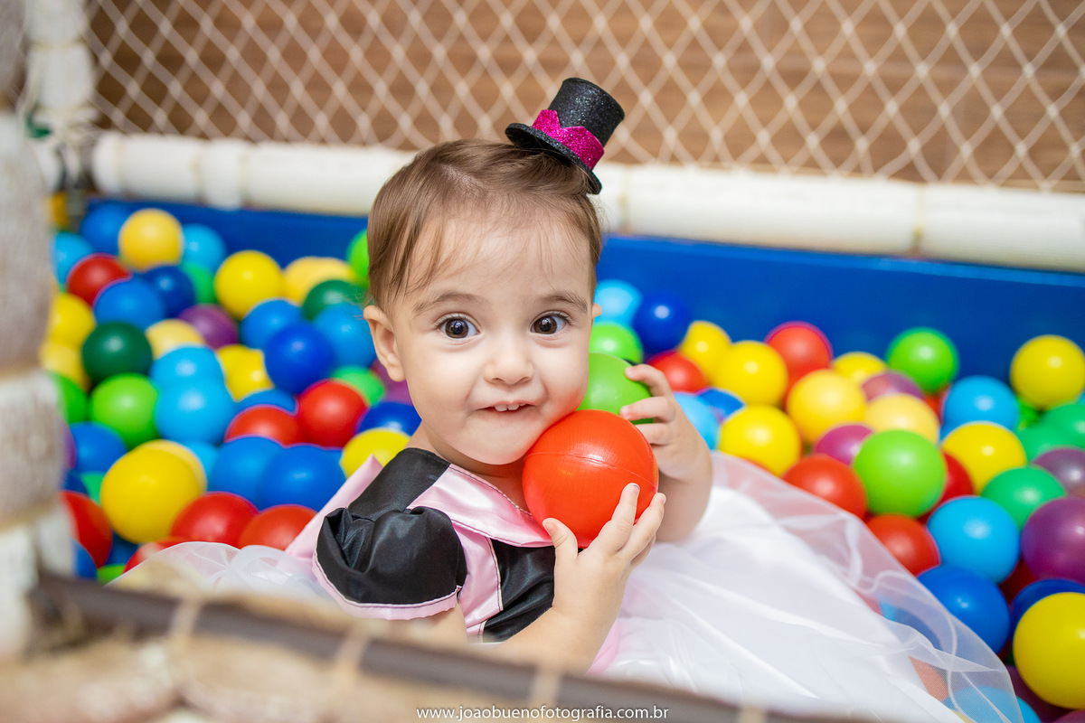 Buffet Que!baderna Bauru, aniversário mundo Bita, decoração mundo bita, joão bueno fotografia, fotógrafo em Bauru, bebê brincando na piscina de bolinhas