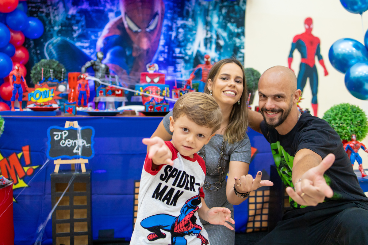 festa spider man homem aranha bauru aniversario infantil menino fotografia de familia jogando a teia