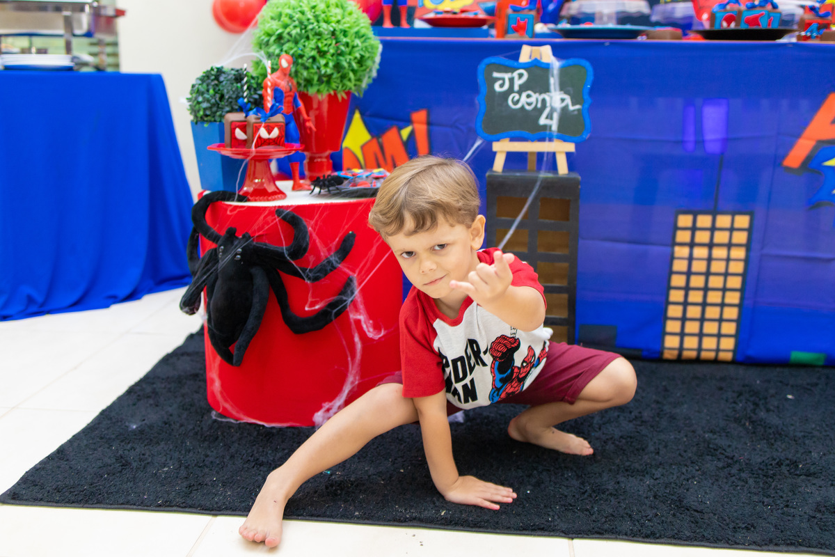 festa spider man homem aranha bauru aniversario infantil menino fotografia de familia brincando pose aranha buffet infantil