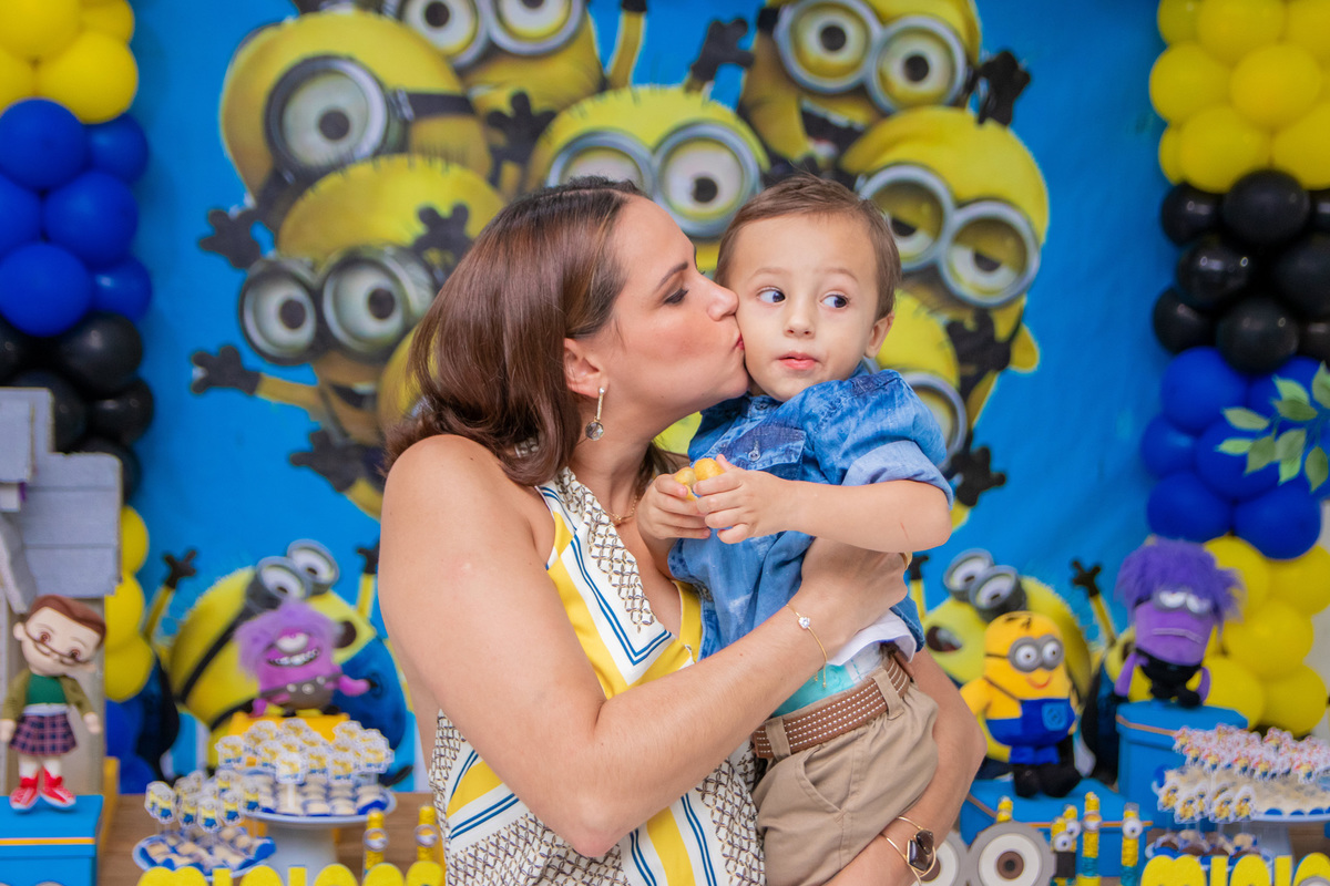 Aniversário Gabriel minions decoração infantil festa aniversário biscoito buffet infantil bauru mãe beijando filho