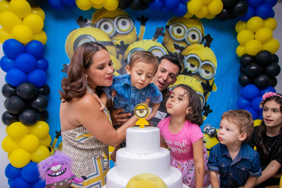 Aniversário Gabriel minions decoração infantil festa aniversário biscoito buffet infantil bauru apagando a vela