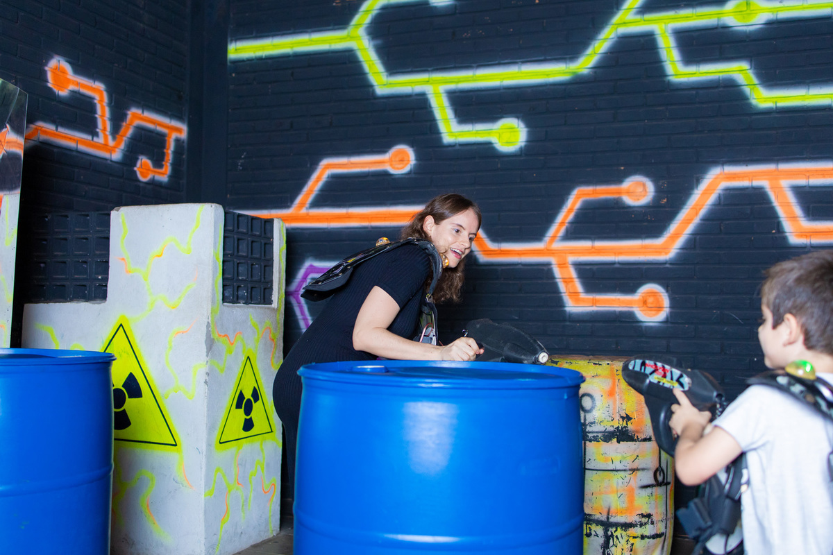 festa mickey disney bauru fotografia infantil fotografia de familia aniversário infantil decoração decor space fun laser tag mae com filho