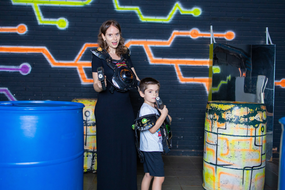 festa mickey disney bauru fotografia infantil fotografia de familia aniversário infantil decoração decor space fun laser tag mae com filho