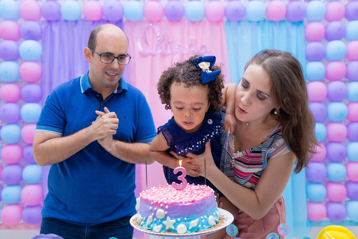aniversário-3-anos-bauru-olivia sereia festa infantil decoração laços para meninas  apagando a velinha