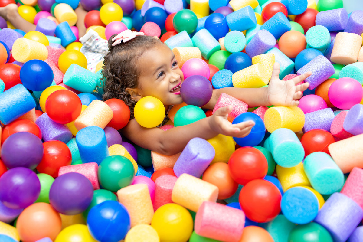 aniversário chapéuzinho vermelho, bauru, festa infantil, buffet infantil, buffet infantil em bauru, buffet kolorê, decoração aniversário infantil, piscina de bolinhas, brinquedo para aniversário infantil, criança rindo fotografia 