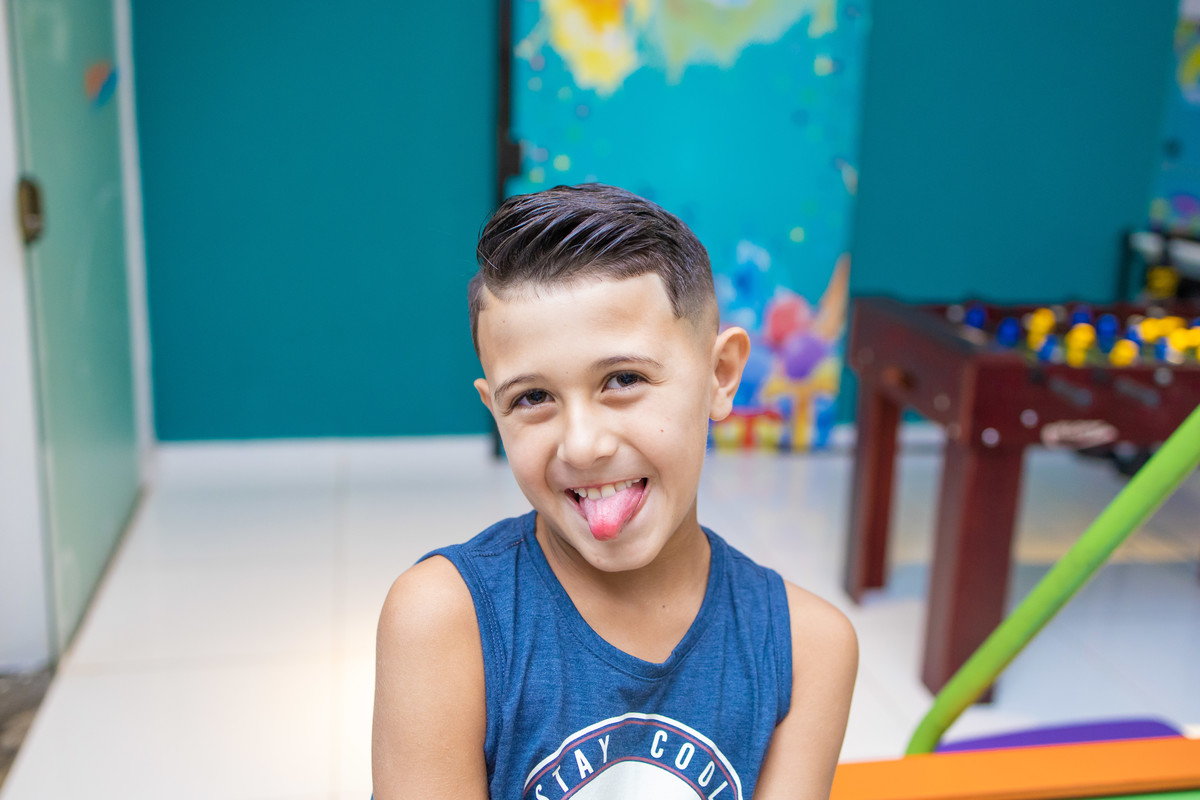 aniversário chapéuzinho vermelho, bauru, festa infantil, buffet infantil, buffet infantil em bauru, buffet kolorê, decoração aniversário infantil, piscina de bolinhas, fotografia mostrando a lingua