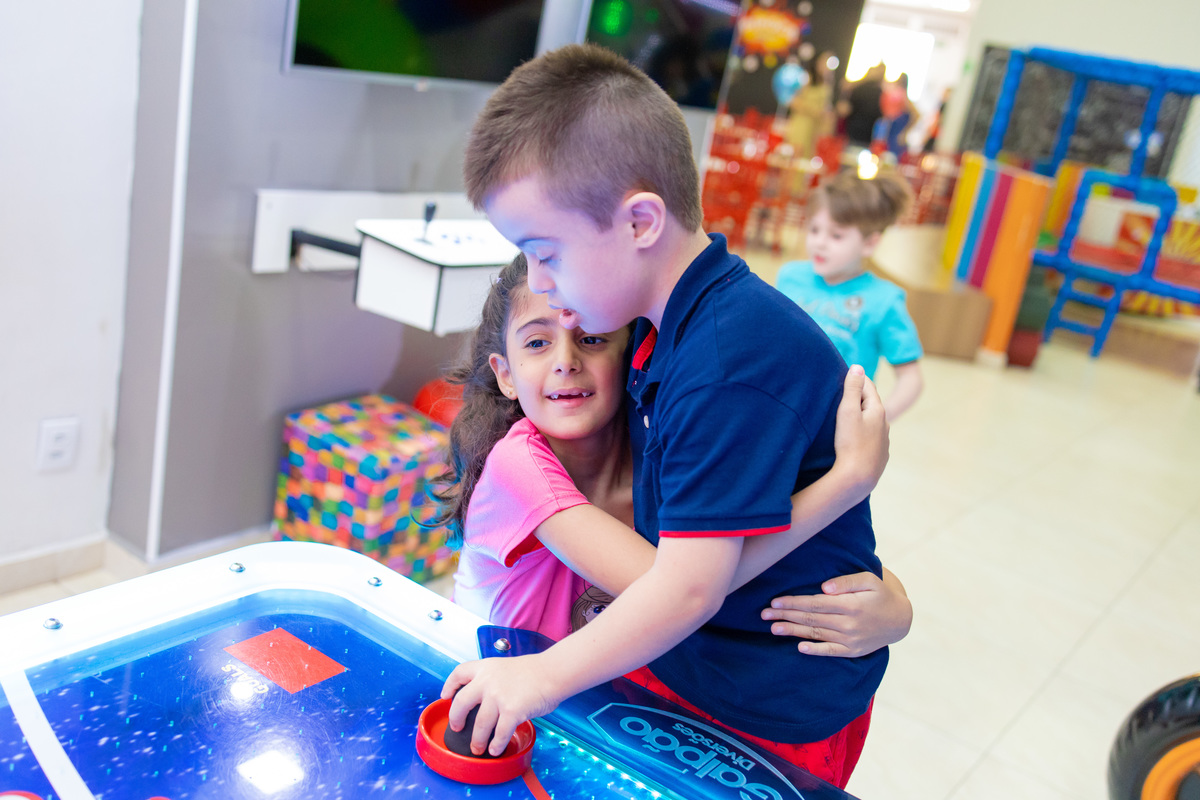 aniversário de menino, fotografia infantil, fotografia espontanea,festa infantil, decoração para aniversário infantil, buffet pipoca bauru, buffet infantil em bauru, abraço crianças