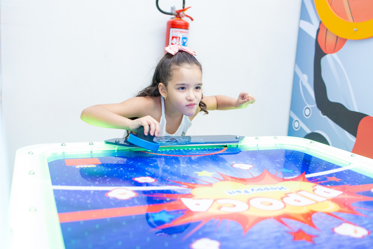 aniversário de menino, fotografia infantil, fotografia espontanea,festa infantil, decoração para aniversário infantil, buffet pipoca bauru, buffet infantil em bauru, jogando air hockey