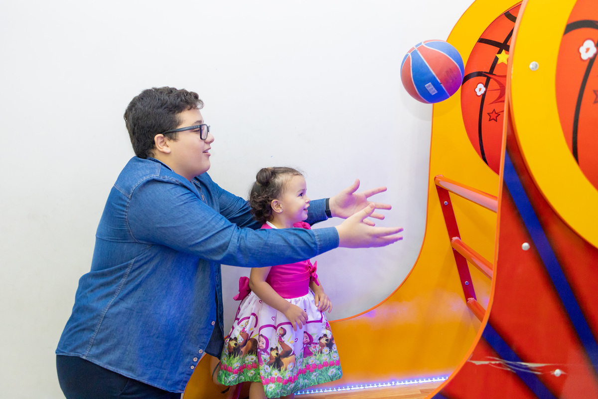 aniversário infantil, painel led, buffet pipoca, buffet infantil em bauru, aniversário infantil em bauru, decoração infantil, decoração masha e o urso, fotografo em bauru, jogando com o primo