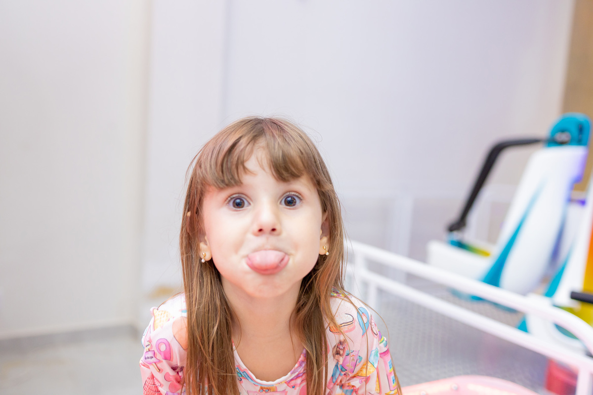 aniversário infantil, painel led, buffet pipoca, buffet infantil em bauru, aniversário infantil em bauru, decoração infantil, decoração masha e o urso, fotografo em bauru, mostrando a lingua